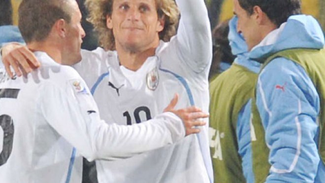 الأورغواي  تهزم  المكسيك  وترافقها  للدور  الثاني