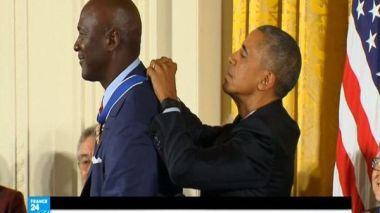 أوباما يقلد 21 شخصاً وسام الحرية أرفع الأوسمة الأمريكية.. من هم؟