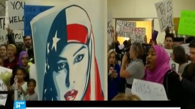 احتجاجات على قرار ترامب بمنع دخول مواطني 7 دول إلى بلاده