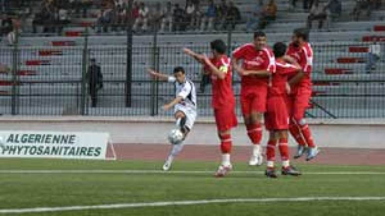 بلعواد ومروسي يمضيان في القبائل وديس يغادرالبليدة