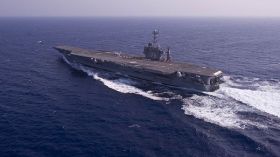 أمريكا تبث فيديو يُظهر إطلاق صواريخ إيرانية قرب سفنها الحربية