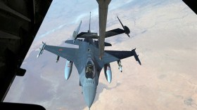 مقتل أكثر من 100 في ضربات جوية شرق سوريا