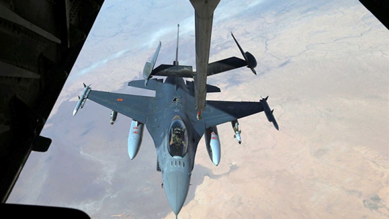 مقتل أكثر من 100 في ضربات جوية شرق سوريا