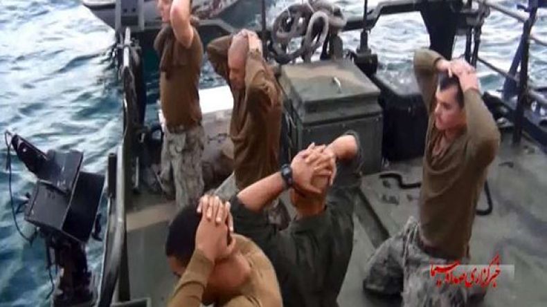 إيران تبني تمثالاً للبحارة الأمريكيين الذين اعتقلتهم