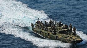 الحرس الثوري الإيراني يحتجز زورقين للبحرية الأمريكية