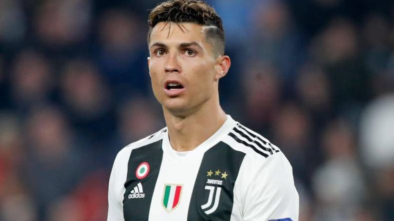 رونالدو على غلاف “فرانس فوتبول”.. و”السادسة” تقترب