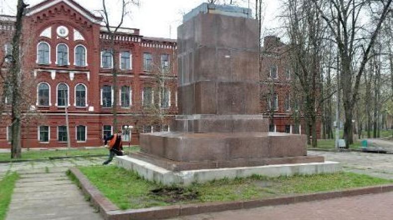 إسقاط عدد من تماثيل لينين في شرق أوكرانيا