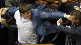 شجار وتبادل لكمات في البرلمان الأوكراني