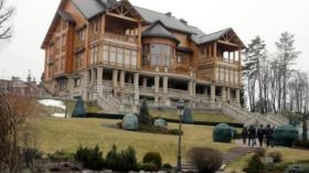 اقتحام المتظاهرين منزل الرئيس الأوكراني يكشف بذخه الفاحش