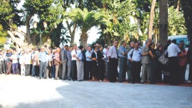 مواطنون يتزاحمون أمام قصر الشعب لتوديع الرئيس الشاذلي