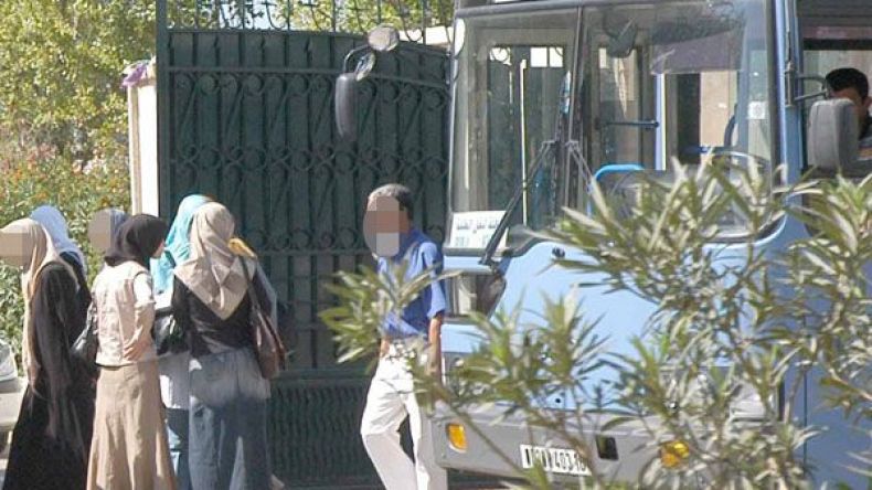طالبات تُحوّلن ساحات الجامعات لصالات عروض الأزياء والطلبة يزاحمنهن في ذلك
