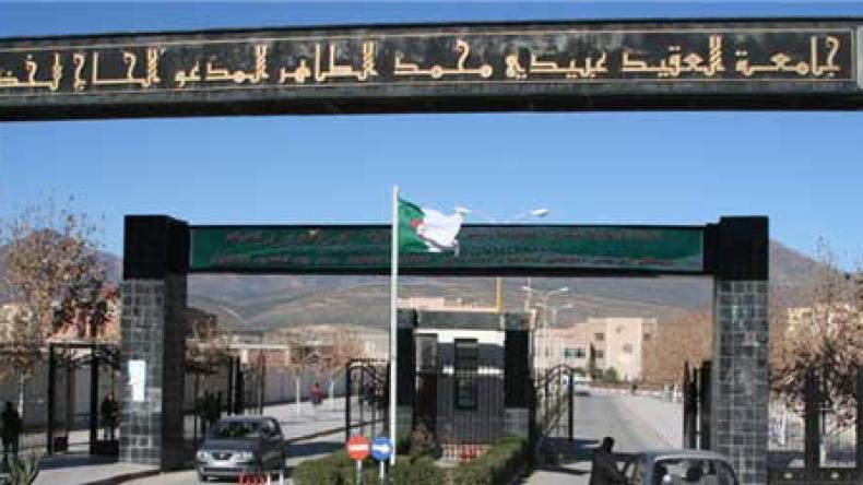 طلبة جزائريون وفلسطينيون في مسيرة بساحة الحرية في باتنة