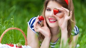 استعيدي نضارة بشرتك بقناع الفراولة