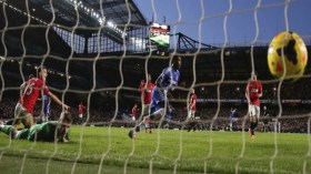 إنجلترا: تشلسي يقهر المان بثلاثية إيتو