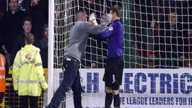 مشجّع يبارز حارسا بإنجلترا !!