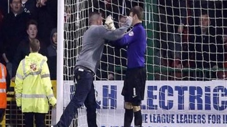 مشجّع يبارز حارسا بإنجلترا !!