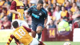 عبيد يتألق بثنائية في اليونان