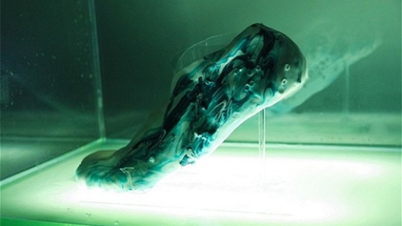 حذاء رياضي يصلِّح نفسه بنفسه