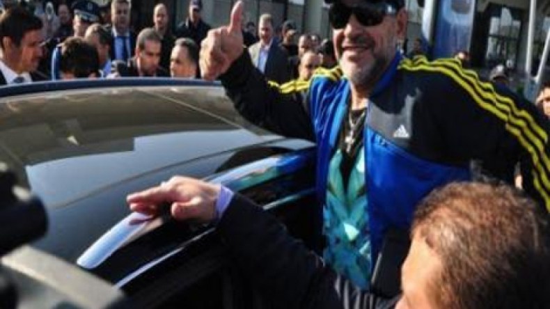 مارادونا للجزائريين: “كونوا فخورين بمنتخبكم”