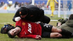 الإصابة تبعد فان بيرسي شهرا عن مانشستر يونايتد