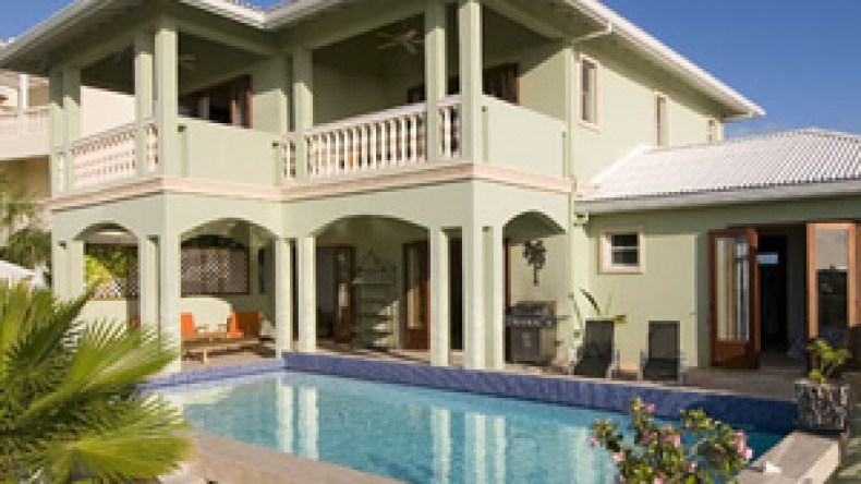 تسجيلات سرّية تورّط مسؤولين بوزارات ومديري شركات في تبديد المال العام