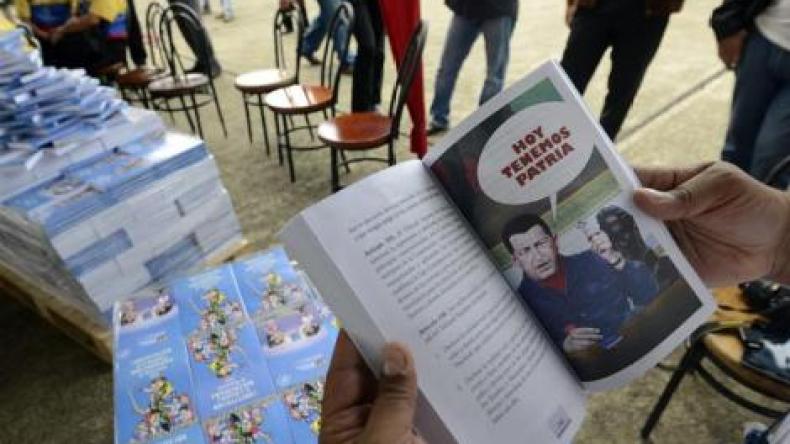 فنزويلا: إصدار كتب مدرسية مجانية تمجد تشافيز