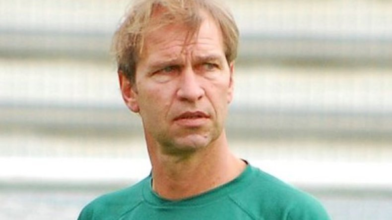 “الفاف” تتصل رسميا بالهولندي فيربيك والمدرب يعتذر