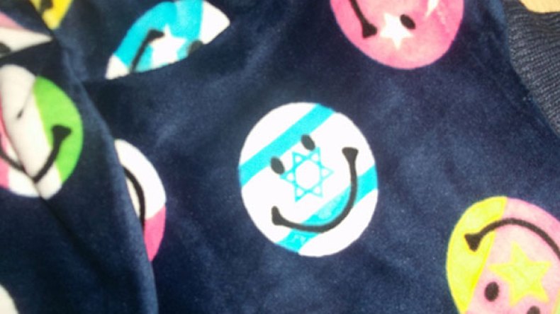 ألبسة أطفال مزيّنة بأعلام إسرائيل تغزو أسواق وهران؟