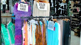 انهيار الدينار يضرب سوق الألبسة.. و”الطراباندو” يعود بقوة