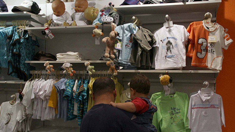 تجار يخرجون الملابس الصيفية اضطرارا لتعويض كساد البيع