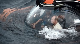 بوتين يثير غضب أوكرانيا بالغوص أمام القرم