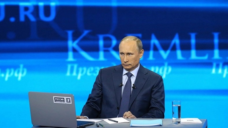 بوتين يوقع قانوناً يقيد عمل وسائل الإعلام الأجنبية