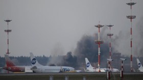 دخان يتصاعد من مطار فنوكوفو في موسكو