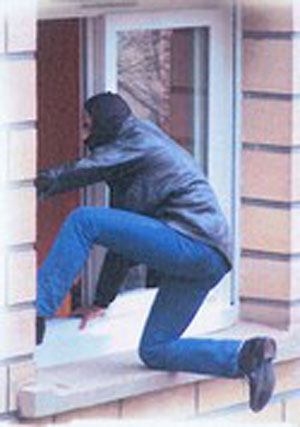 Dely Brahim : Un terroriste en fuite et son Ami se font passer pour des Rakis et volent 165 millions de centimes à une dame