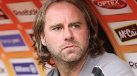 احتجاز مدرب القبائل والام بمطار “هواري بومدين” 24 ساعة وترحيله إلى فرنسا