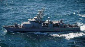 سفينة إيرانية “تتحرش” بسفينة حربية أمريكية