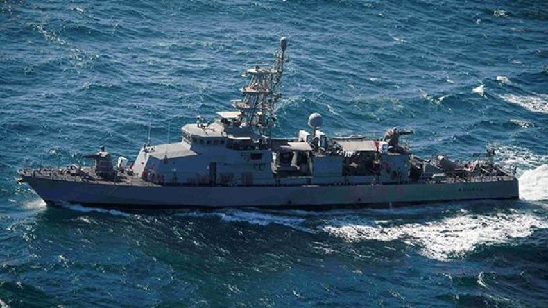 سفينة إيرانية “تتحرش” بسفينة حربية أمريكية