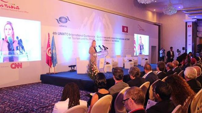 الجزائريون ينقذون الموسم السياحي في تونس