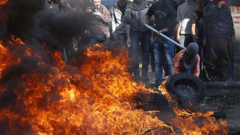 فلسطينيون يهاجمون إسرائيليين بالسكاكين