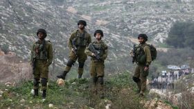 الاحتلال يغلق قرية فلسطينية بعد طعن مستوطن