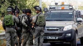 الاحتلال يعتقل 31 فلسطينياً ويداهم منزل منفذ “عملية القدس”