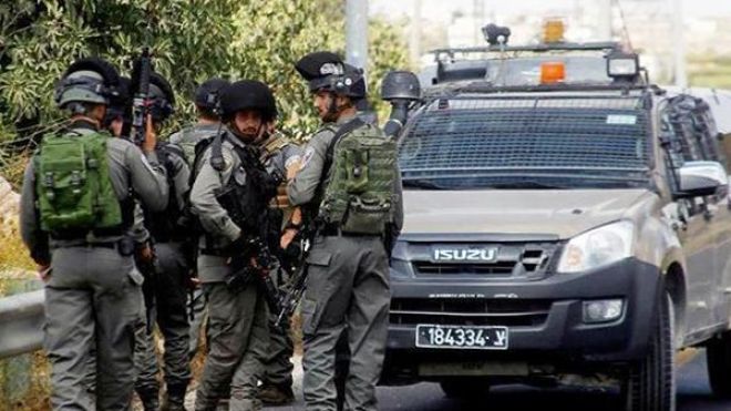 الاحتلال يعتقل 31 فلسطينياً ويداهم منزل منفذ “عملية القدس”