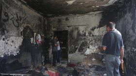 مستوطنون يحرقون منزل الشاهد الرئيس في قضية عائلة الدوابشة