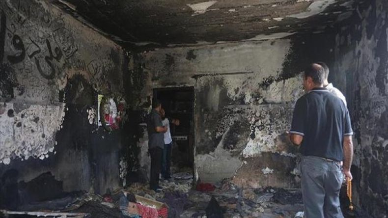 مستوطنون يحرقون منزل الشاهد الرئيس في قضية عائلة الدوابشة