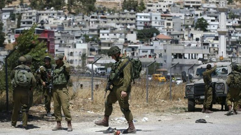 إصابة فلسطيني برصاص الاحتلال بدعوى طعنه جنديين إسرائيليين