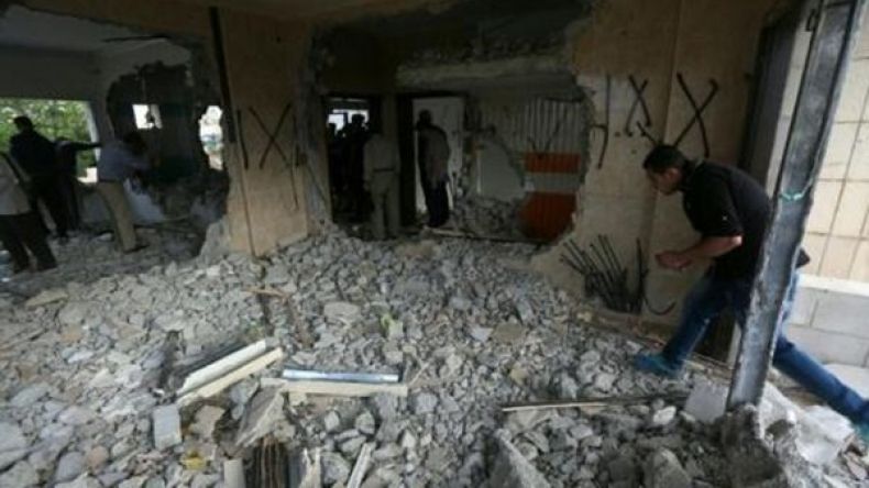 الاحتلال يهدم منزل فلسطيني متهم بالمشاركة في قتل مستوطنيّن