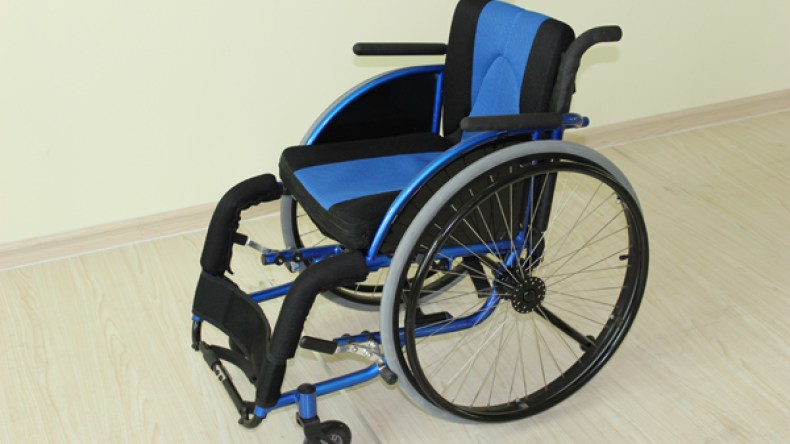 أطفال معاقون يأكلون الورق والقاذورات!