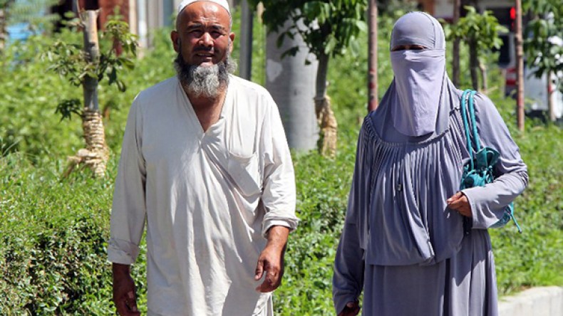 الصين تسن قوانين بشأن اللحى والنقاب في شينجيانغ