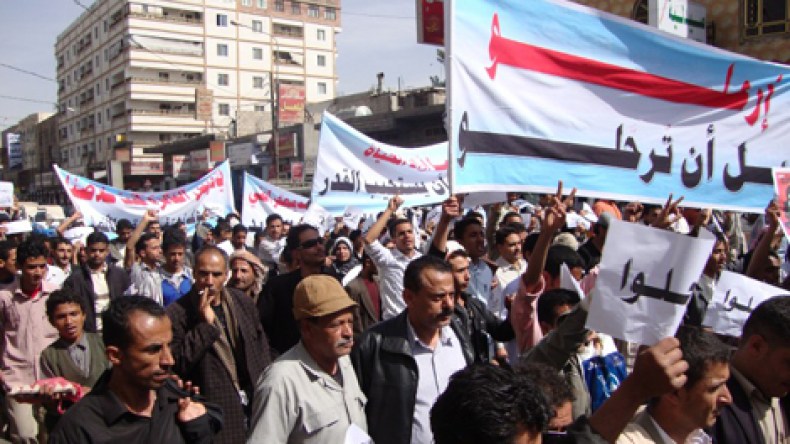 انتشار أمني كبير في صنعاء بالتزامن مع دعوات للتظاهر لإسقاط الحكومة