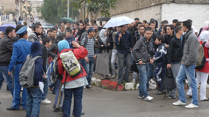 تلاميذ يعتدون بالضرب على أستاذة ويجردونها من خمارها في وهران